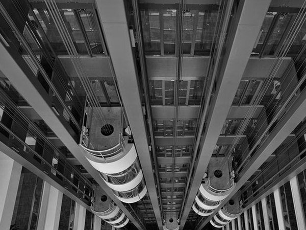 小区电梯突然失灵，女子从28楼直坠14楼，遇到这种情况该如何自救？