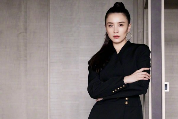 小宋佳和宋佳是一个人吗?为什么要在名字前加一个“小”字呢?