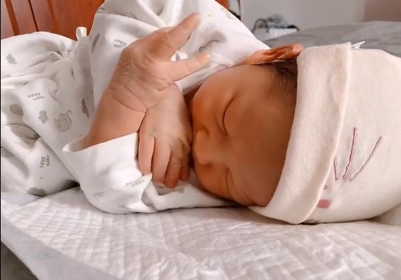 新生儿和妈妈一起睡好，还是自己睡婴儿床更好？