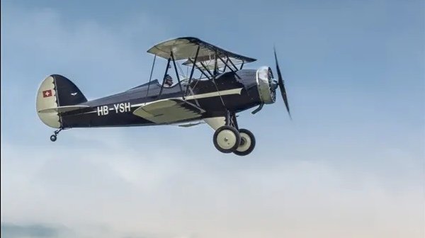 小飞机低空穿越成都楼群，最低时还没有居民楼高，有何安全风险？