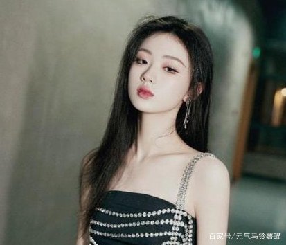 被李健劝告要踏实学习的单依纯在被淘汰后，为什么会被“绿茶”字样包围？