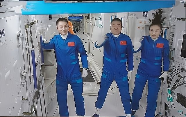 神十三航天员起床洗漱画面曝出，画面中都揭露了哪些细节？