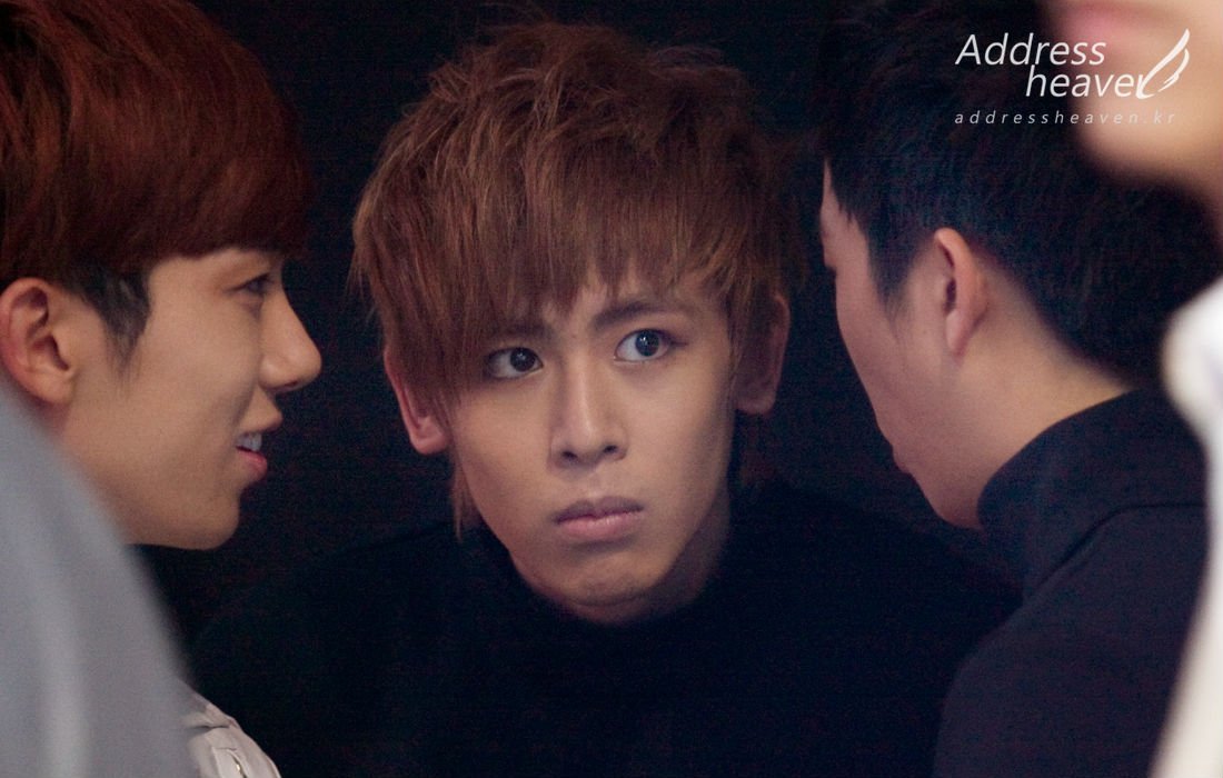 尼坤在台下看宋茜表演，一边和赵权他俩聊天还透过人群看宋茜表演是哪期啊？