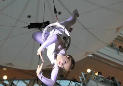 俄女子表演空中特技时坠落！这种表演非常危险，为什么没有防护措施？