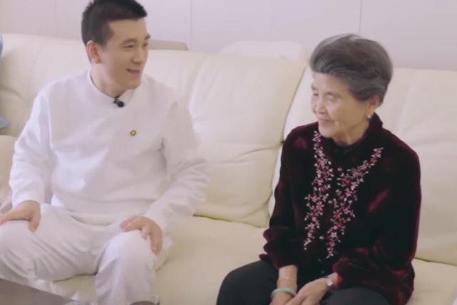 杨子曝集团第一笔资金靠妈妈制衣赚来的，他妈妈究竟有多传奇？