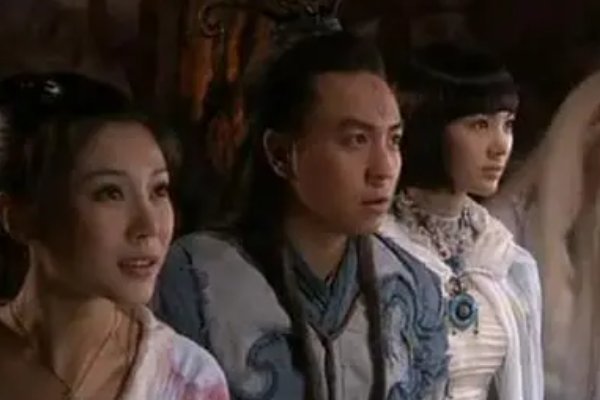 孔雀翎里青龙主人到底是谁啊？都说是双双，因为双双在剧中虽然眼睛瞎了。但好像什么事都知道，不至于啊。