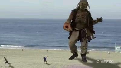 一个巨型海盗从沙滩里爬出来踩人的外国电影