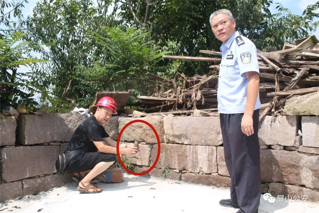 警方会如何处理黑龙江村门口挖出的16枚炮弹？