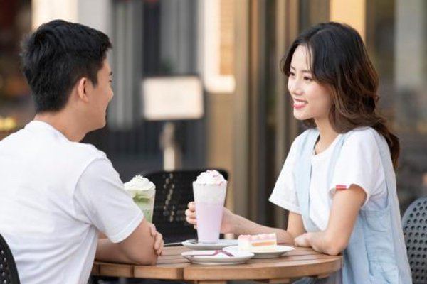 相亲时发现对方有两个考虑对象怎么办？