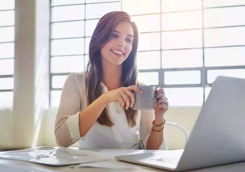 女生素颜不化妆竟然被领导说邋遢，你觉得上班有没有必要化妆？