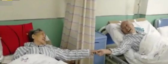 上海疫情下，癌症晚期患者终于和老伴相拥在一起，老年人最看重的是什么？