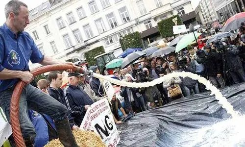 因货车司机短缺，英国一奶农被迫倒掉4万升牛奶，奶农造成了多大的损失？