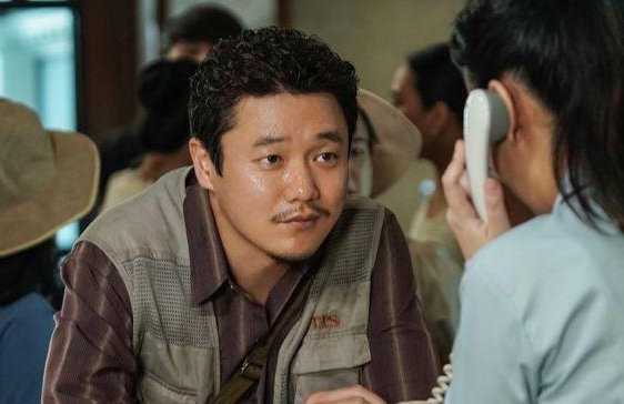 误杀这部电影里，最后颂叔的镜头是什么意思？