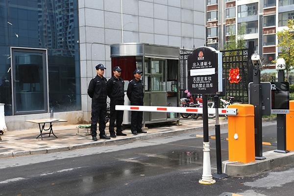 保安被醉酒男子锁喉！三名路人上前制止，该男子将会受到哪些处罚？