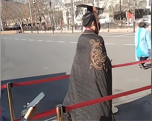 西安“秦王嬴政”做核酸的画面走红了，男子为何会以这样的扮相去做核酸？