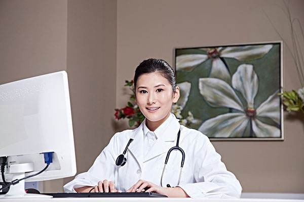 2岁娃被撞就诊7小时无人管，涉事医生被辞退，那么医院应承担什么责任？