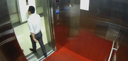 在电梯里遇到坏人的情况下，该如何自救？