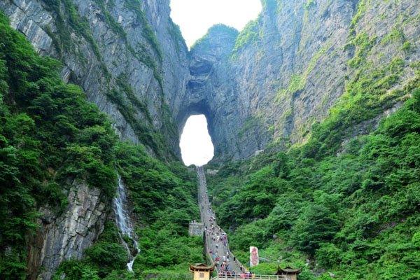 张家界天门山自行车赛坠亡女骑手遗体还乡，这些骑手的安全性该如何保障？