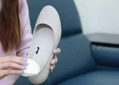 新买的高跟鞋皮质很硬，怎样可以让皮软些？