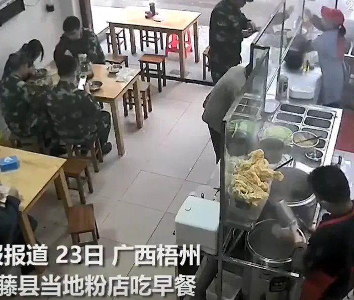 兵哥哥吃早饭付款五次遭藤县老板拒绝,当地到底发生了什么?