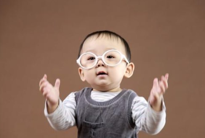 云南男子为生儿子让老婆借种，生3女要离婚，3个女儿该谁养？