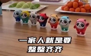 张艺谋拆冰墩墩盲盒，特意藏自己办公室里，他对冰墩墩有多宠爱？