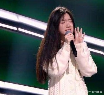 被李健劝告要踏实学习的单依纯在被淘汰后，为什么会被“绿茶”字样包围？