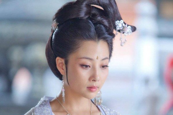 艳绝人寰的花蕊夫人夹在三个男人中间，为何最后被一箭射死？