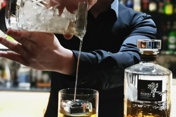 学调酒师的学费大概是多少