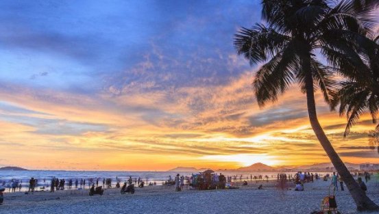 一家四口人想去三亚旅游，大概需要花费多少钱呢？