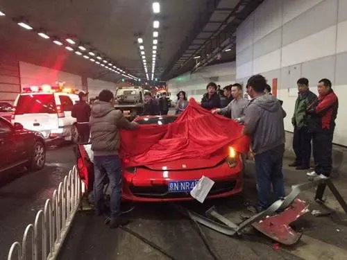 杭州一辆法拉利在隧道中自燃了，豪车是不是更应该注重安全性呢？