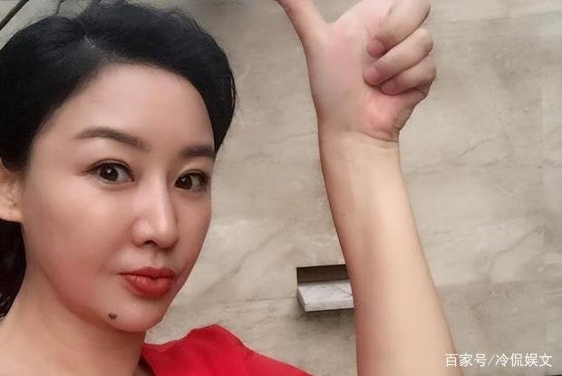 买红妹女儿前途被毁,如今51岁潘蔚的报应来了,为什么会这么说?