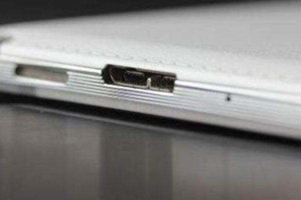 我的手机充电口松了，充电要撇着才能充进去。要怎么弄紧点。我会拆手机。家里有罗铁。要怎么弄？可不可以