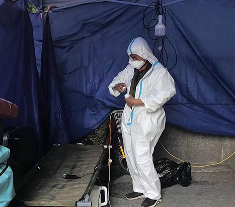 出方舱后，男子在上海街头睡了23天，出舱后他为何无家可归？