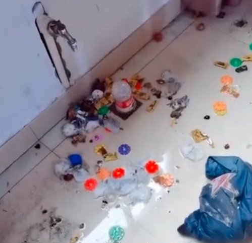 台风过后男子家中下水道喷垃圾，是环境污染严重了吗？