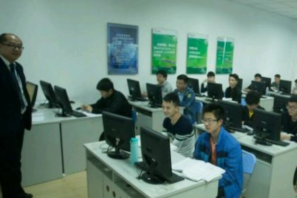 北大青鸟多少学费？