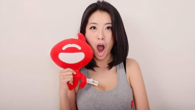 《让子弹飞》中：临时上阵被扯下“肚兜”的女演员，后来怎样了？