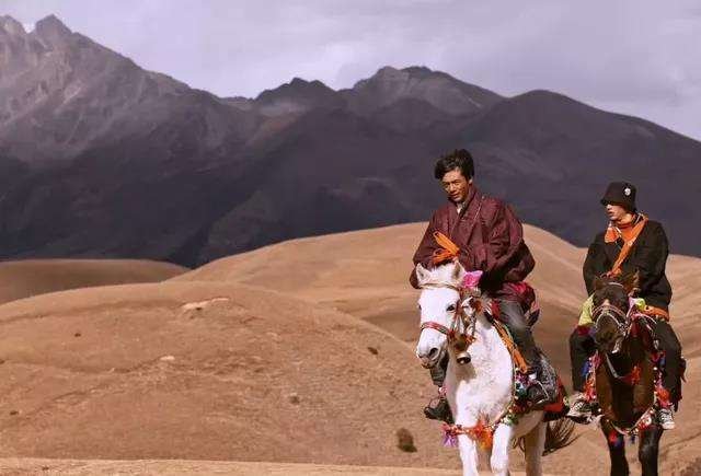 丁真开直播美艳过度成了“阴兵”，你怎么看艺人直播过度美颜？