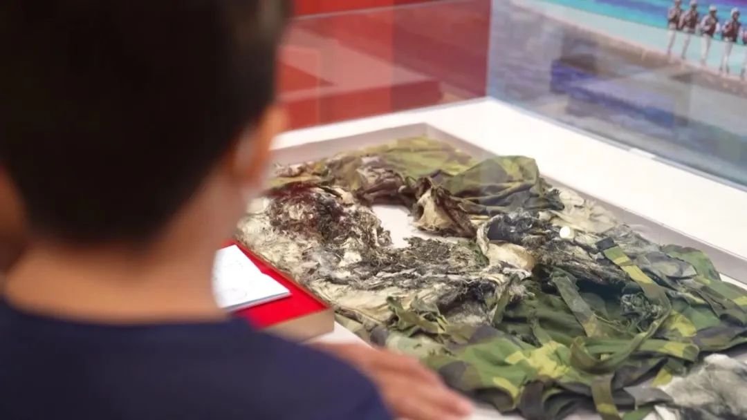 这件被炸烂的防护服，首次展出！防护服的作用有哪些？