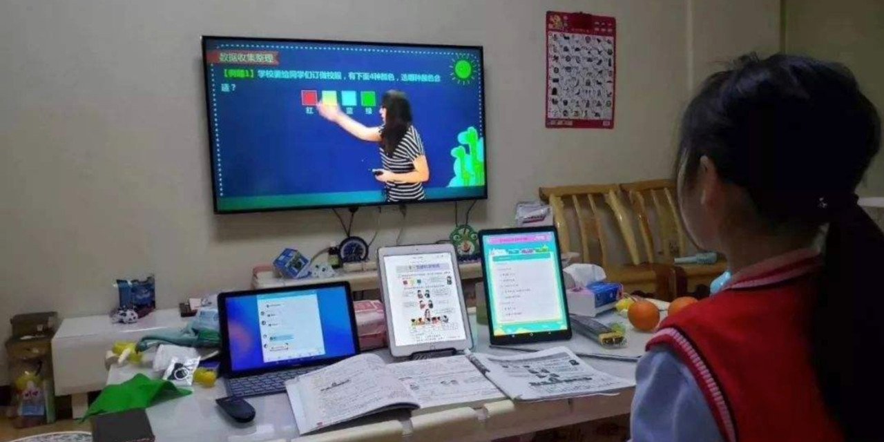 上高二的女儿说数学老师网课都不教课，该如何跟学校反映一下？