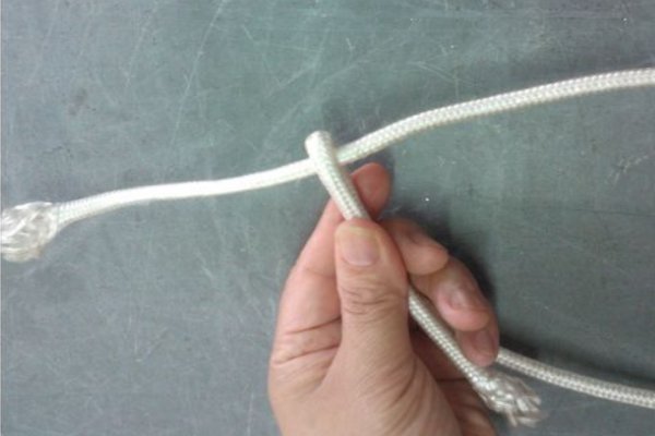 如何用一条绳子打死结？
