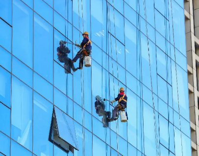 警方回应业主持刀威胁外墙作业工人，外墙工作者有多危险？