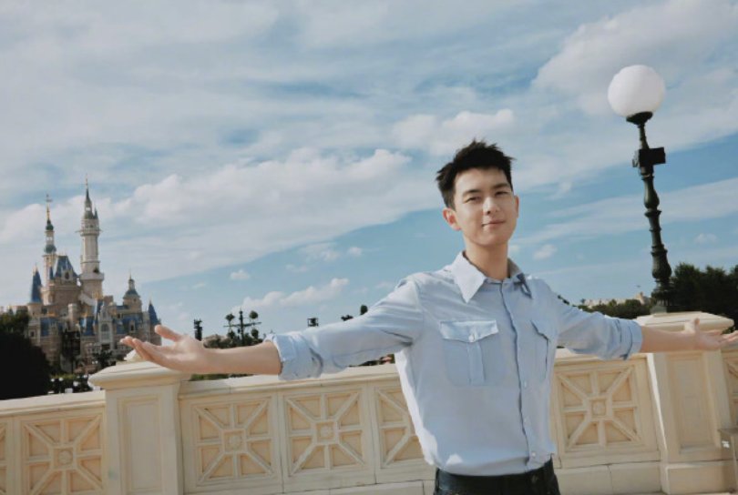 《剩下的11个》中，李现一人分饰三角，你觉得他的演技如何？