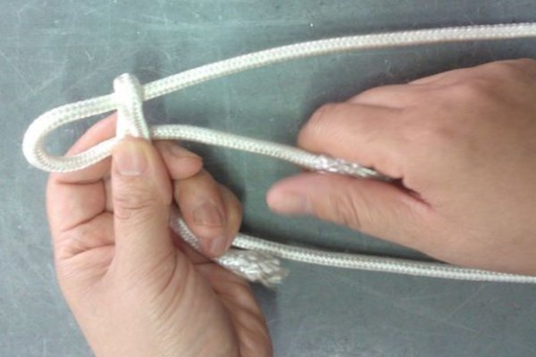 如何用一条绳子打死结？