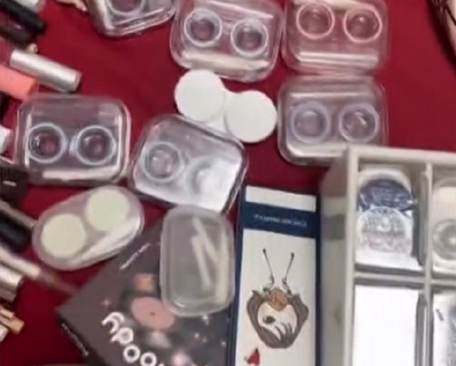 山东一妈妈收拾女儿的化妆品，密密麻麻摆一床，妈妈当时的心情如何？