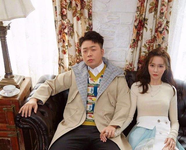 沈梦辰机场给粉丝补发喜糖，相恋9年终得名分，她的这段感情有多来之不易？