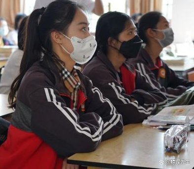 高考开始后，家长在校门口陪考对孩子有什么帮助？