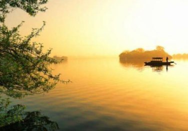 本是后山人,偶做前堂客,出自哪首诗词?