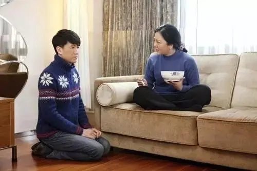 女朋友不满我与母亲同住在一间屋子，怎么办呢？