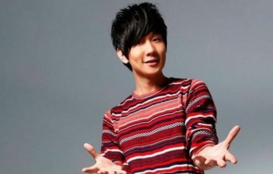 关于林俊杰确诊新冠一事，其经纪公司是如何回应的？